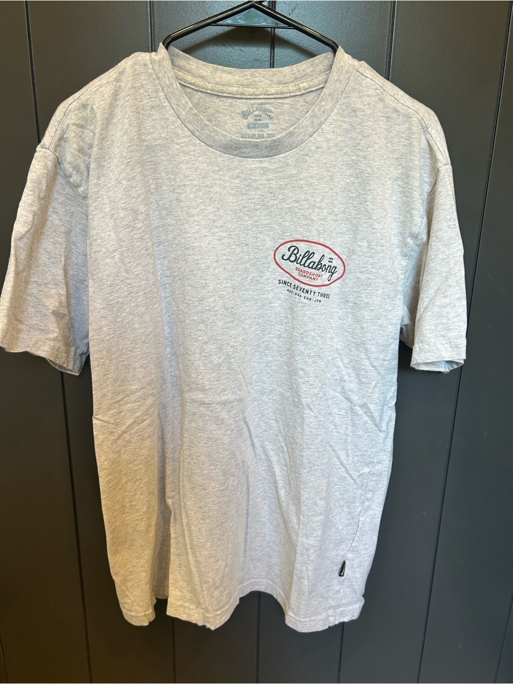 Billabong Men's Light Gray Short Sleeve Logo Tee with Red Accent